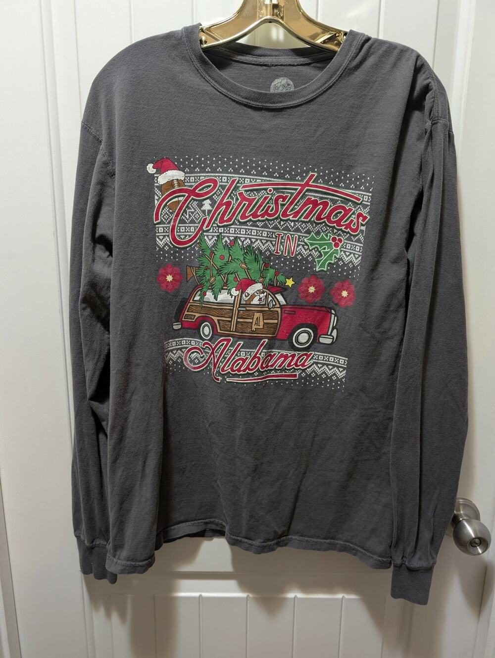 Buc-ee's Christmas in Alabama Football Size M Long Sleeve Shirt Holiday Festive
